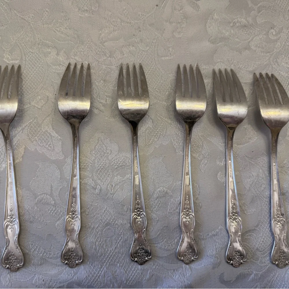 Vintage WM Rogers 1951 Magnolia Inspiration Extra Plate 6 Individual Salad Forks